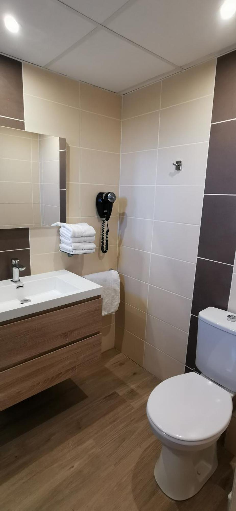 Hotel Le Valaurie Saint-Nazaire  Bagian luar foto